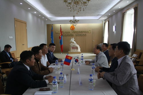 Солонгосын үйлдвэрчний эвлэлийн төлөөлөл айлчилж байна